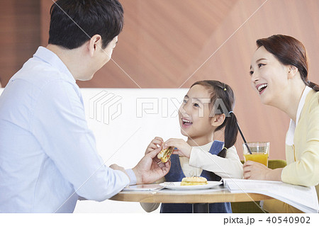 娘 サンドイッチ お父さん 40540902