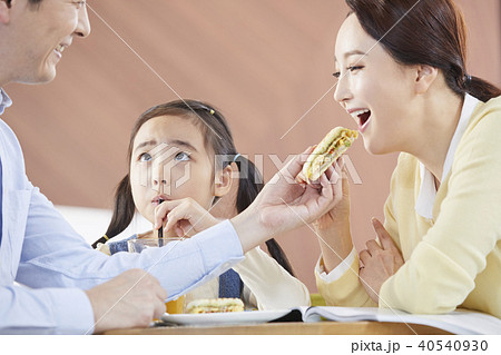 娘 サンドイッチ お父さん 40540930