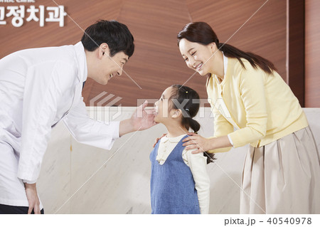 娘 撫で なでる 40540978