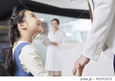 娘 病院 手を引く 40541053