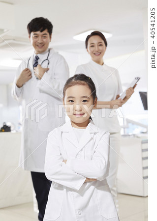 少女 医療関係者 腕組み 40541205