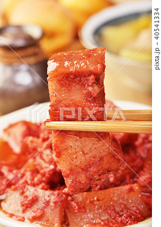 Braised pork with red yeast 40541334