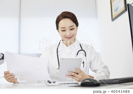 書類 女性 女 40541489