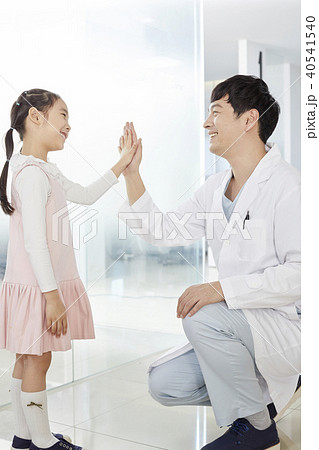 少女 医師 しゃがん座る 40541540