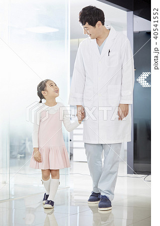 少女 上げ見る 見上げる 40541552