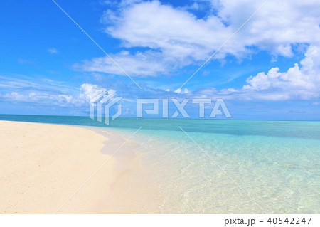 沖縄 池間島 誰もいない綺麗な海とビーチの写真素材