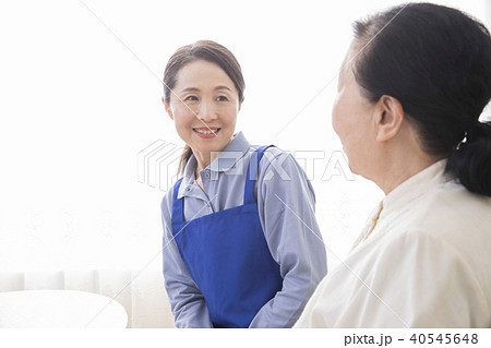 会話する二人の女性 会話する二人の女性 40545648