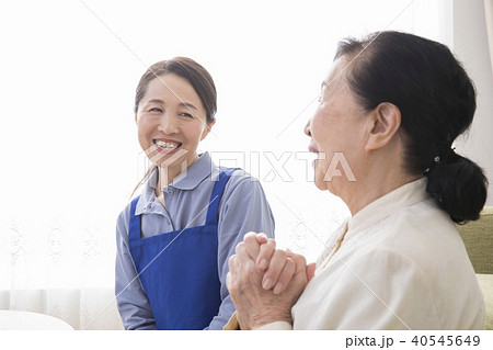 会話する二人の女性 会話する二人の女性 40545649