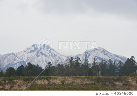 妙高SAから眺めた「妙高山(左)」と「前山(右)」（新潟県妙高市大字関山） 40546000