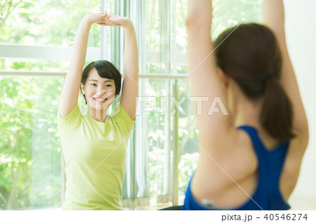 ヨガをする女性たち 40546274