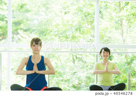 ヨガをする女性たち ヨガをする女性たち 40546278