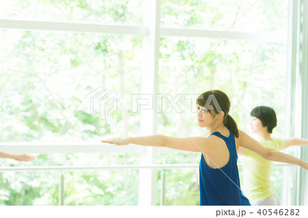 ヨガをする女性たち 40546282