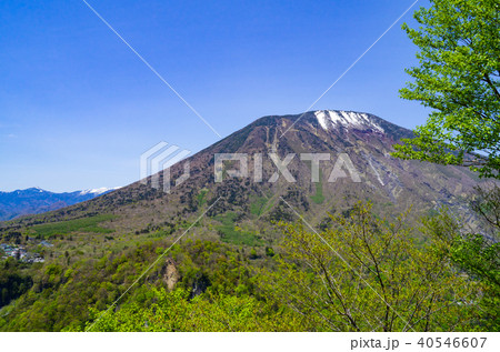 春の山肌 明智平展望台から見る男体山と山頂斜面の雪 春の山肌 明智平展望台から見る男体山と山頂斜面の雪 40546607
