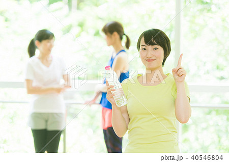フィットネスをする女性たち フィットネスをする女性たち 40546804