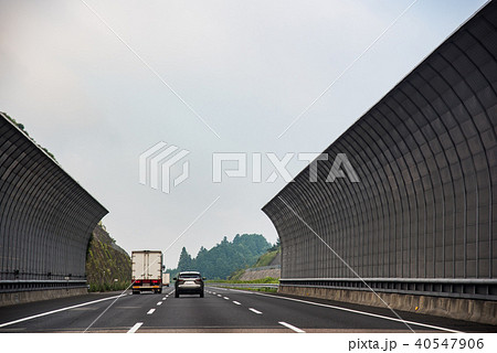 新名神高速道路 配送中のトラック 防音壁の写真素材
