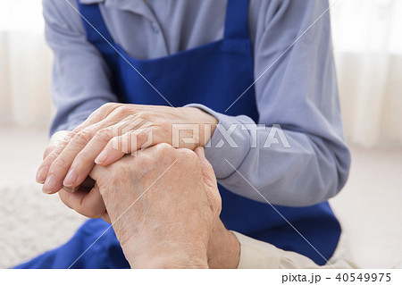 手を取り合う二人の女性 手を取り合う二人の女性 40549975