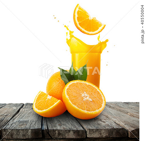 Glass of orange juice with splash and oranges on wooden table 40550004