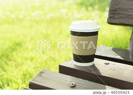 公園にコーヒーの紙コップ 公園にコーヒーの紙コップ 40550425