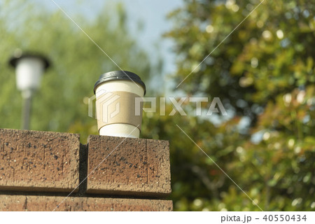 公園にコーヒーの紙コップ 公園にコーヒーの紙コップ 40550434