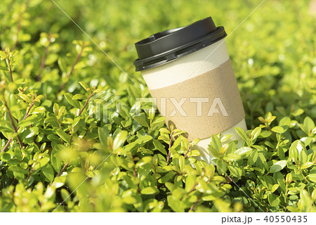 公園にコーヒーの紙コップ 40550435