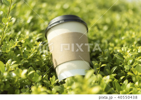 公園にコーヒーの紙コップ 公園にコーヒーの紙コップ 40550438