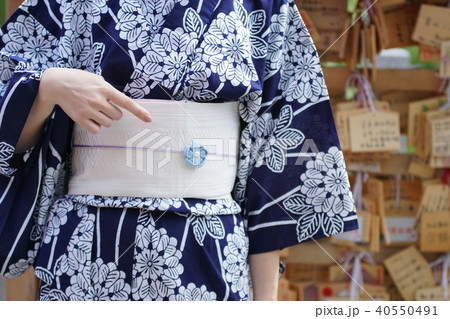 浴衣の帯飾りを指差す女性 浴衣の帯飾りを指差す女性 40550491