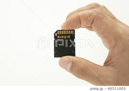 SDカードを持つ手 40551003