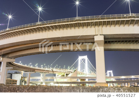 夜の首都高速11号線ループの照明 の写真素材