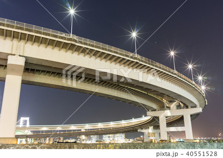 夜の首都高速11号線ループの照明 の写真素材