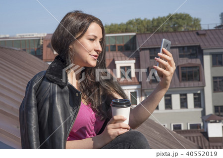 girl drinks coffee 40552019
