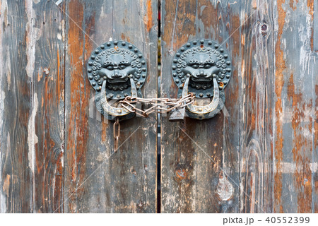 Old chinese traditional wooden gate Old chinese traditional wooden gate 40552399