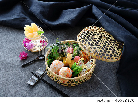 鮭おにぎりの竹かご弁当 40553270