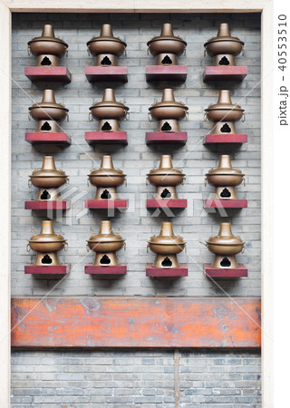 Bronze copper Hot-Pot decoration on a brick wall 40553510