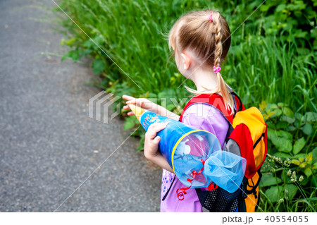 Little girl on her way to her first day of school 40554055