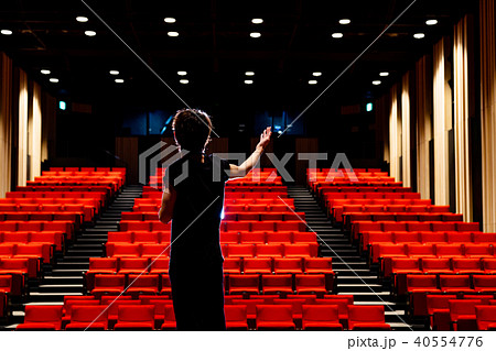 演技する男性 40554776