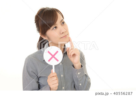 不正解のマークを持つ女性 不正解のマークを持つ女性 40556287