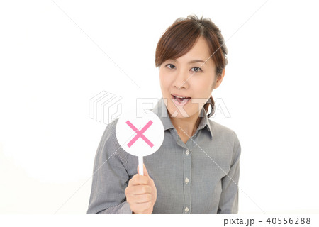不正解のマークを持つ女性 不正解のマークを持つ女性 40556288