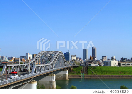 長良川から見た岐阜市中心街　都市風景 40558829