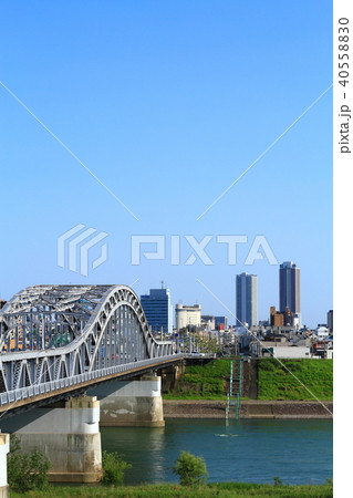 長良川から見た岐阜市中心街　都市風景 40558830