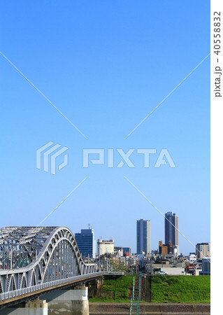 長良川から見た岐阜市中心街　都市風景 40558832