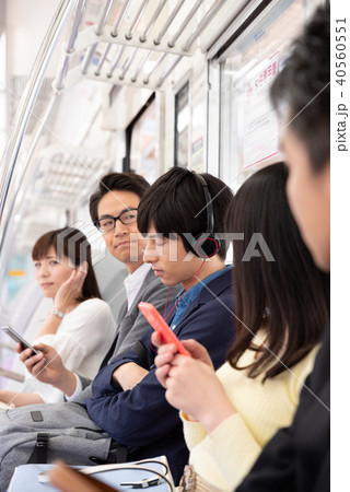 電車乗車イメージ 40560551