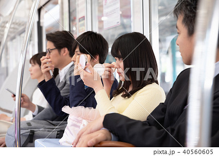 電車乗車イメージ 40560605