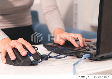 women hand using USB mouse while working on laptop 40562407