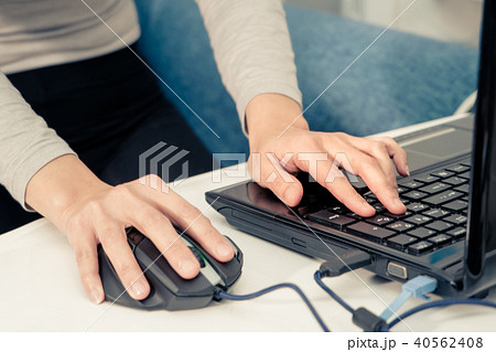 women hand working on laptop and touch the mouse 40562408