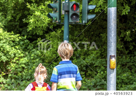 Boy and girl waiting at the red traffic light 40563923