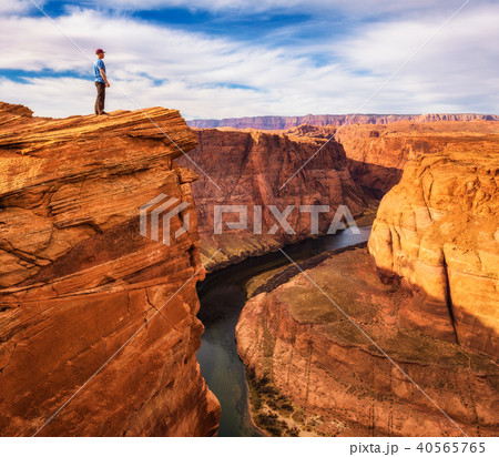 Hiker standing at the edge of Horseshoe Bend 40565765