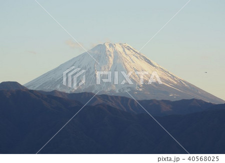 山梨県北杜市須玉から見るの富士山の雄姿 40568025