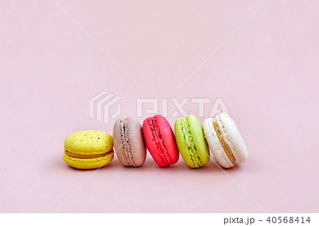 macaroons on the lemonade background copy space  40568414