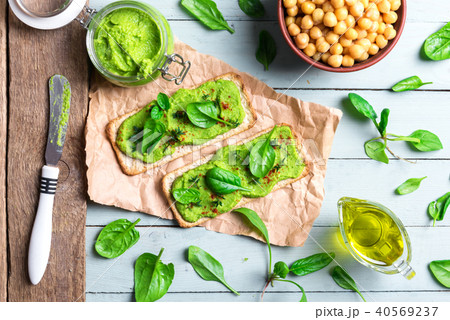 Two crackers with green spinach humus 40569237
