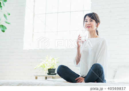若い女性（ミネラルウォーター） 40569837